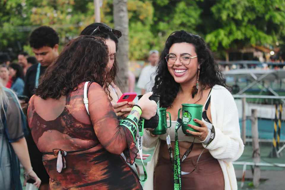estudante ri com as amigas durante a festa