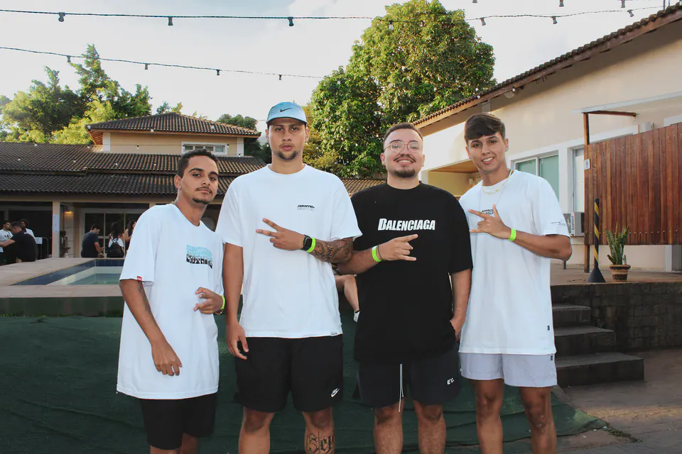 quatro amigos posam no gramado da festa