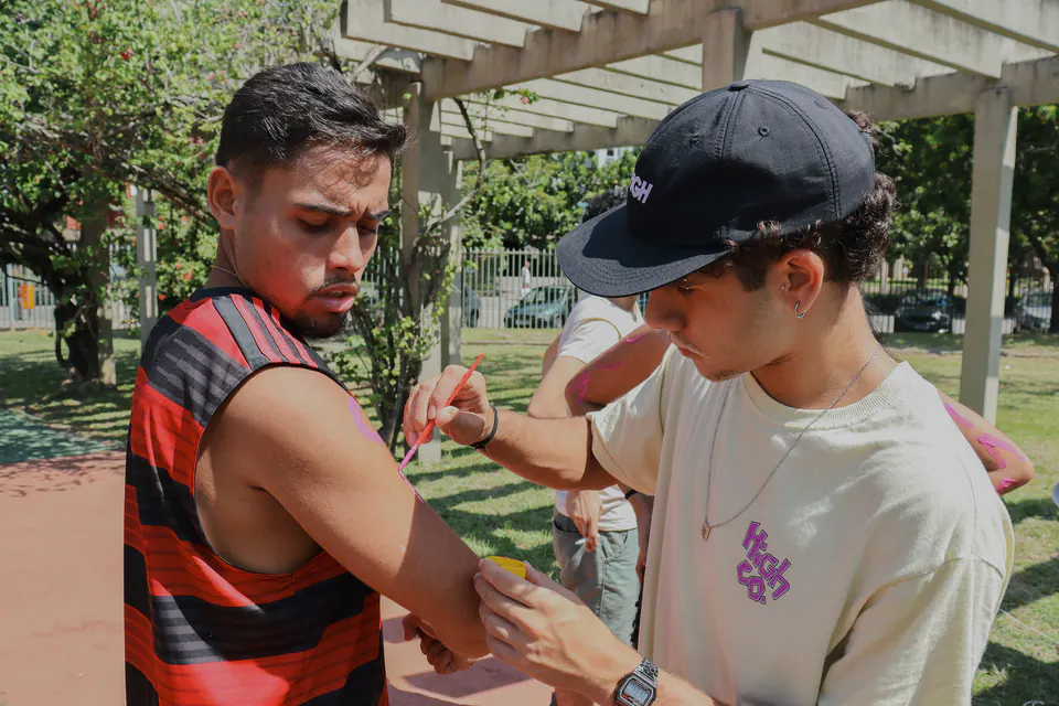 estudante pinta o braço de um calouro