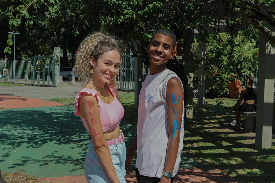 dois calouros sorrindo lado a lado no pátio